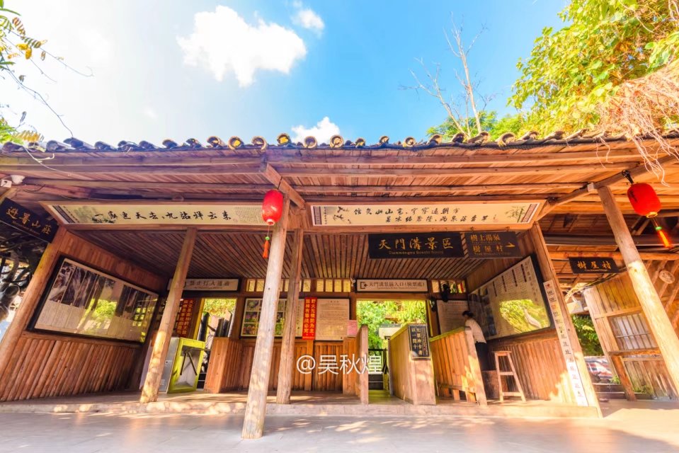 大家好我给大家介绍一下这里房子长在树上还能泡温泉