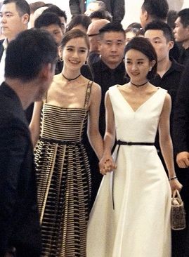 杨颖赵丽颖私底下亲密牵手照曝光,网友:塑料花姐妹情