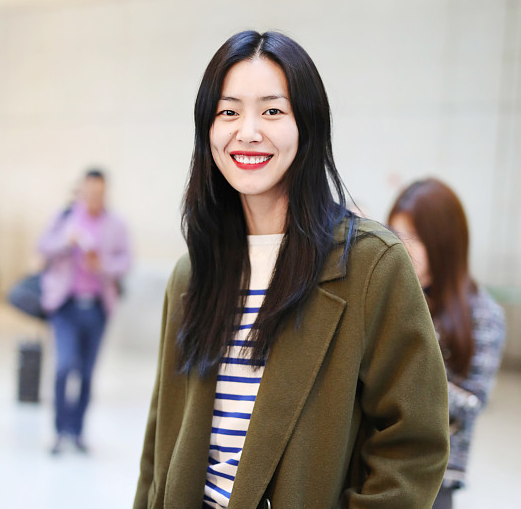 刘雯军绿色大衣配红唇气场全开 温柔撩发抚脖露招牌笑容