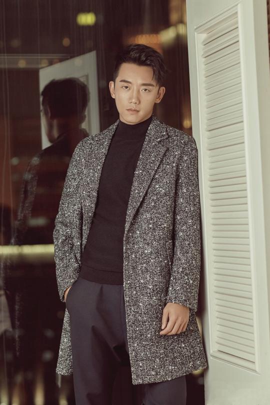 郑恺认真搭配起西装来也这么帅，加了眼镜buff的他优雅复古兼备