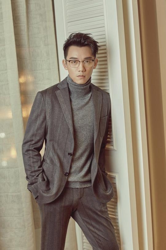 郑恺认真搭配起西装来也这么帅，加了眼镜buff的他优雅复古兼备