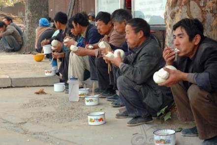 农民工干最苦最累的活他们的午餐却是这样心酸