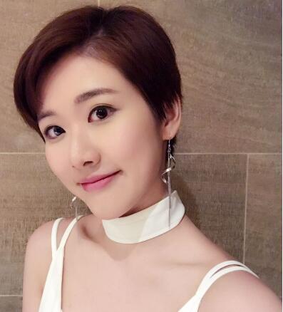 拍摄一场吊威吔的戏分时,拉伤背脊的韧带而她主演的角色由江嘉敏顶上