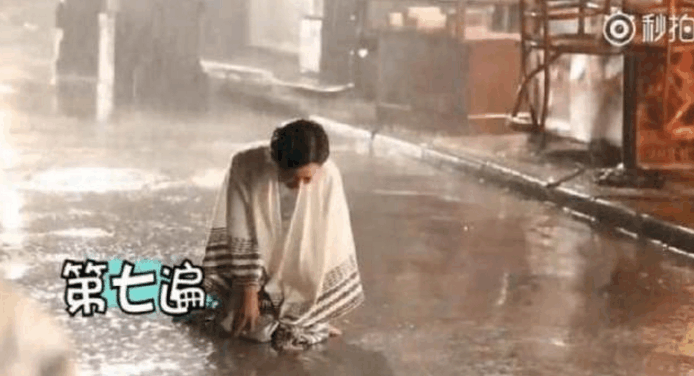 赵丽颖片场雨中跌倒八次, 网友却说不用心疼, 原因让人愤怒!