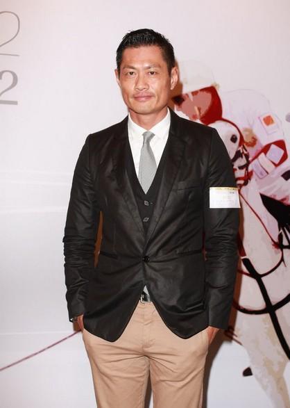 他是tvb金牌绿叶,多年未娶一度被传出柜,今54岁筹资准备完婚!