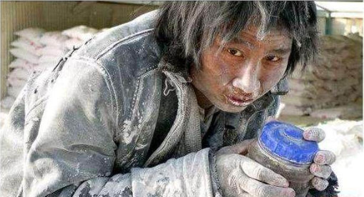 农民工干最苦最累的活,他们的午餐却是这样心酸