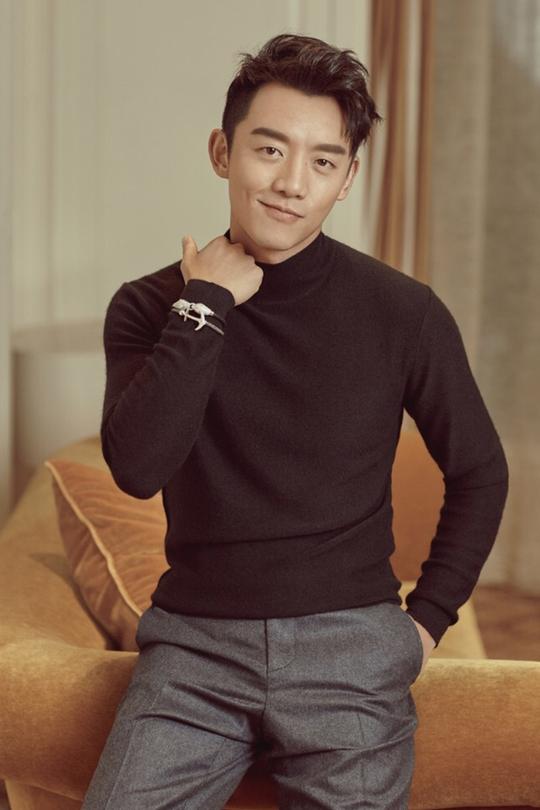 郑恺认真搭配起西装来也这么帅，加了眼镜buff的他优雅复古兼备