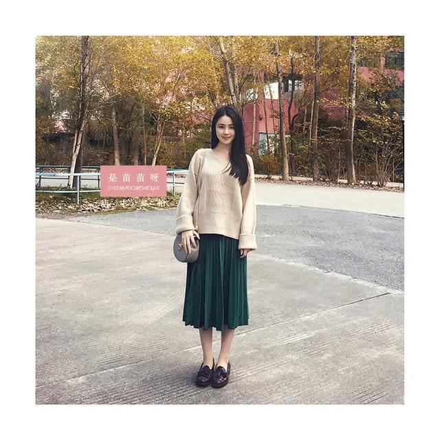 金丝绒半身裙怎么搭配才好看?