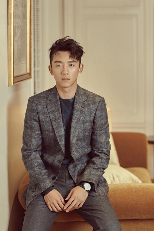 郑恺认真搭配起西装来也这么帅，加了眼镜buff的他优雅复古兼备