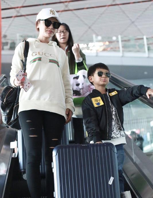 王子文身姿婀娜时尚穿搭,叶一茜带儿子回京获老公田亮开车接驾