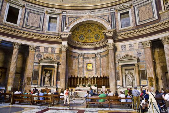 在公元120年重建的万神殿(pantheon),被米开朗基罗赞叹为"天使的设计"