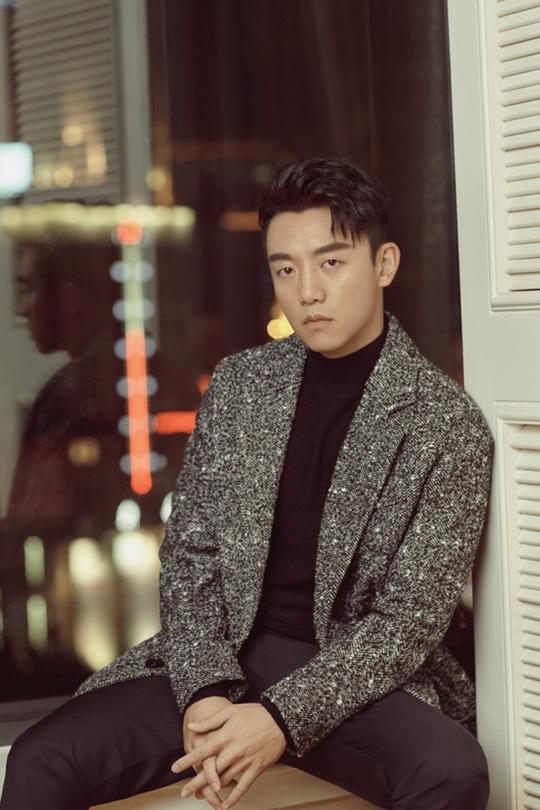 郑恺认真搭配起西装来也这么帅，加了眼镜buff的他优雅复古兼备