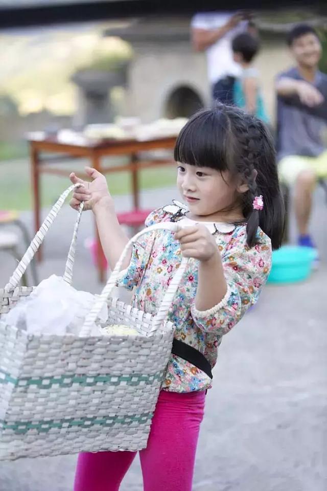 五季爸爸去哪儿里都有一个小天使姐姐,也都有一个搞笑的孩子