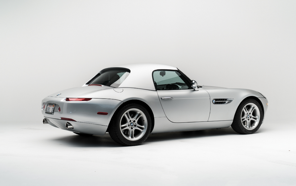 图中的这台车就是乔布斯曾经的座驾,宝马z8(内部代号e52),一辆地道的