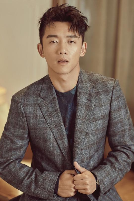 郑恺认真搭配起西装来也这么帅，加了眼镜buff的他优雅复古兼备
