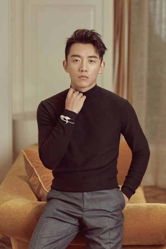 郑恺认真搭配起西装来也这么帅，加了眼镜buff的他优雅复古兼备