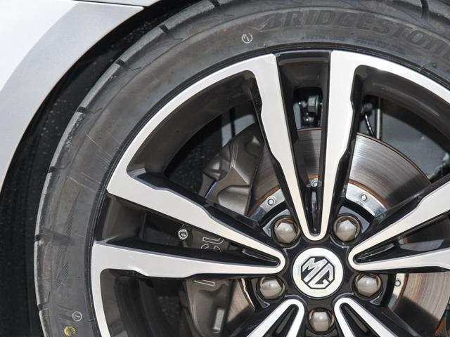 全身无槽点的运动轿车，思域比他慢、马3挺担心，只要10来万！