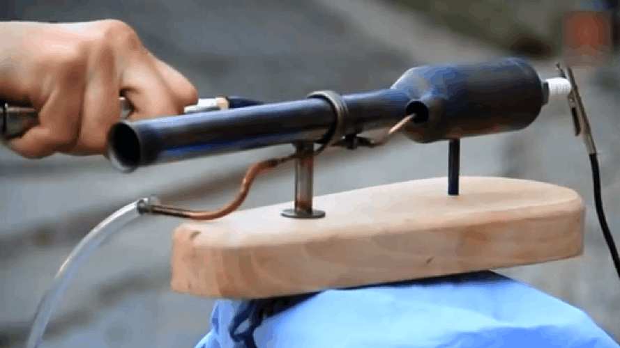 实拍无阀脉冲喷气发动机,表面上是根排气管,能想到这是个发动机吗