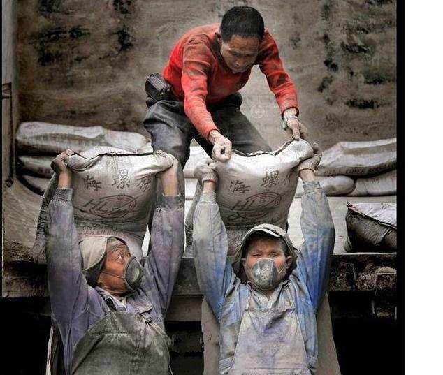 农民工干最苦最累的活他们的午餐却是这样心酸