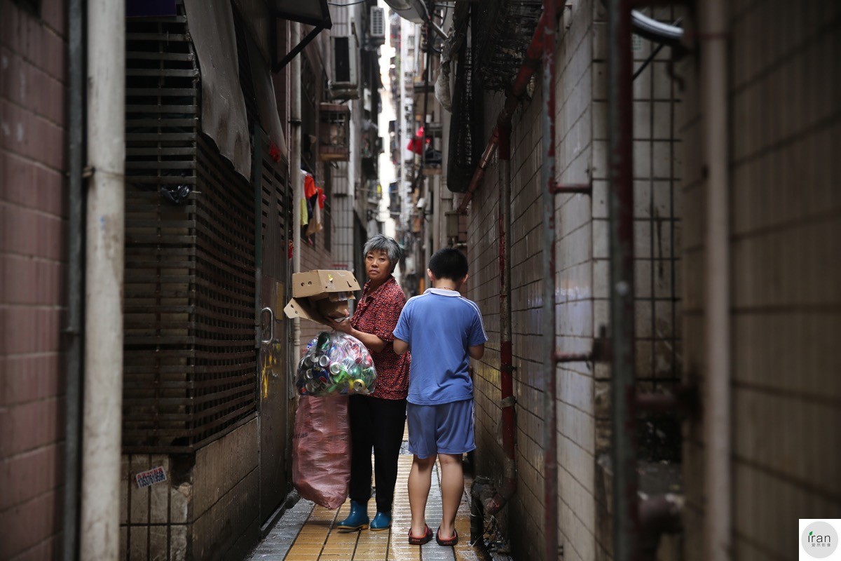 深圳城中村, 房东月入10万做水电工, 白领千元只能租床位_新浪看点