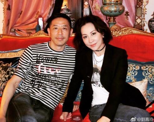 刘嘉玲凌晨微博发文,两个字引网友泪奔