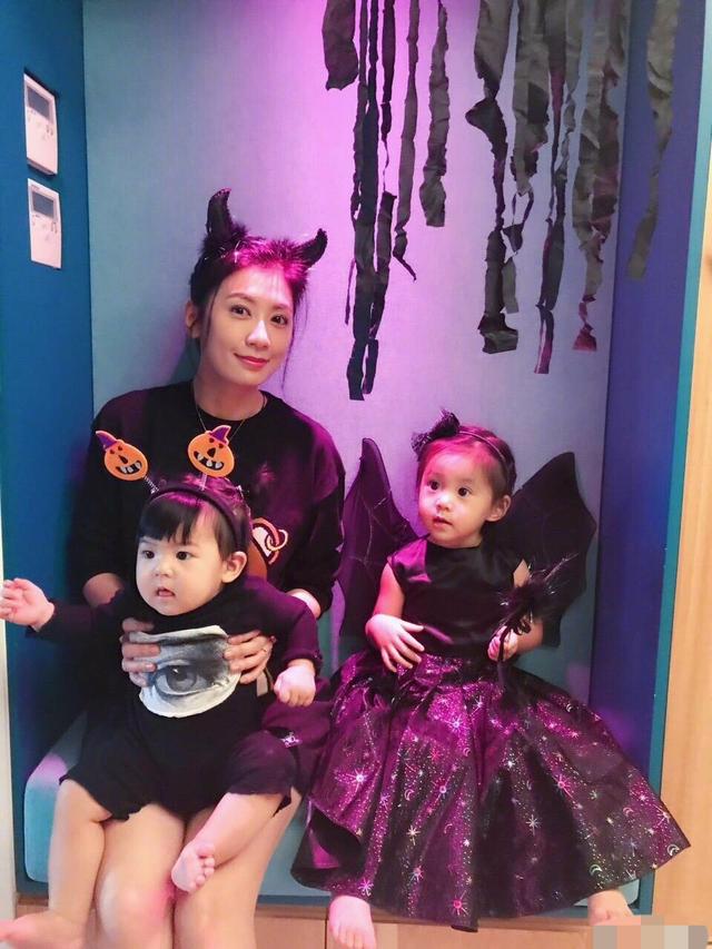 贾静雯陪女儿过万圣节，咘咘变花猫Bo妞变南瓜，眼睛超大超可爱