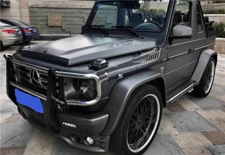 据悉,该款豪车是奔驰劳伦士g63,国内售价在240万,搭载5.4l v8
