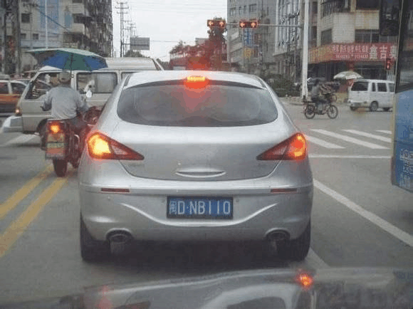 女司机给新车上牌,抽到的这个车牌确实是有点尴尬!比5个8还霸气