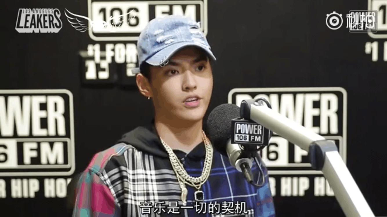 在专访过程中,吴亦凡的大牌朋友圈也让主持人羡慕不已,除了和范