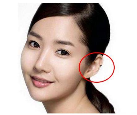 耳轮有痣,贵人吉人多,而人有痣人代表这个人非常的聪明,而且健康,有