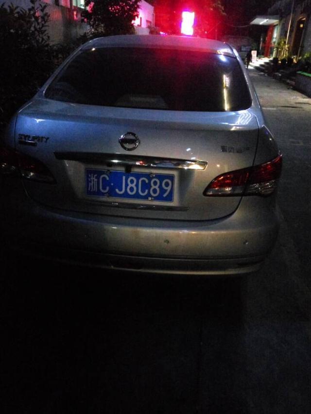 堵车时偶遇一辆比亚迪, 看到车牌奔驰车主忍不住笑了!