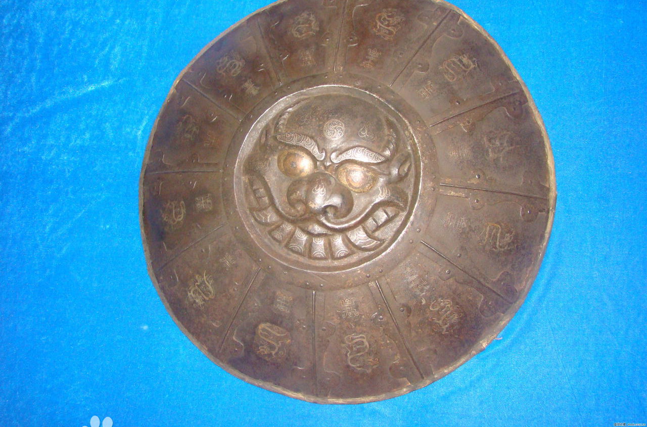 古人常将它用于刀剑的吞口,或者将其绘于盾牌之上,由于其形象威严刚猛