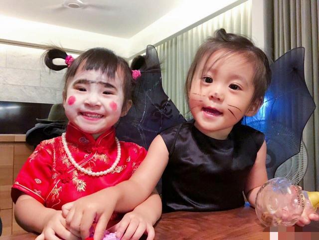 贾静雯陪女儿过万圣节，咘咘变花猫Bo妞变南瓜，眼睛超大超可爱