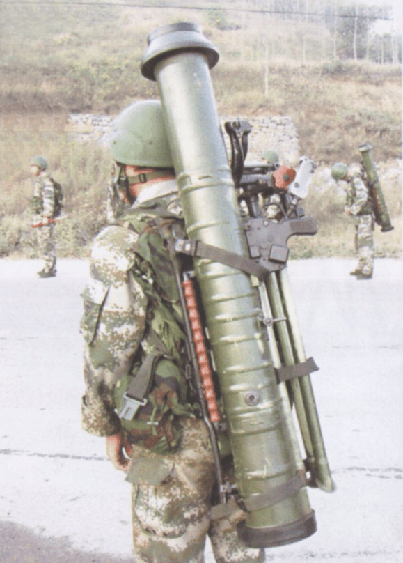 在这几年的时间中,美国在中东战场上,在手持69式火箭筒的当地军民手中