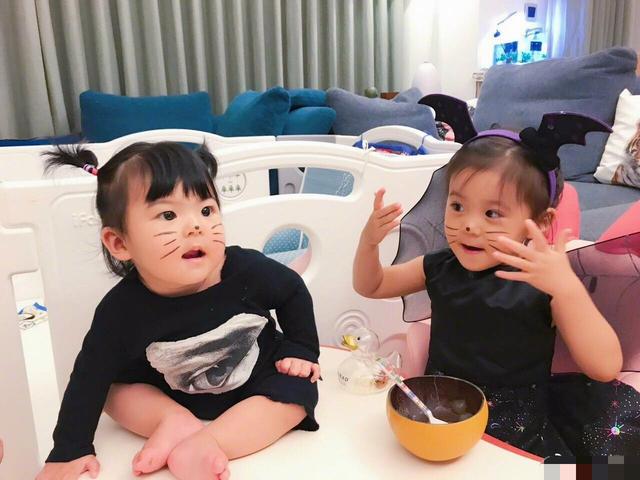 贾静雯陪女儿过万圣节，咘咘变花猫Bo妞变南瓜，眼睛超大超可爱