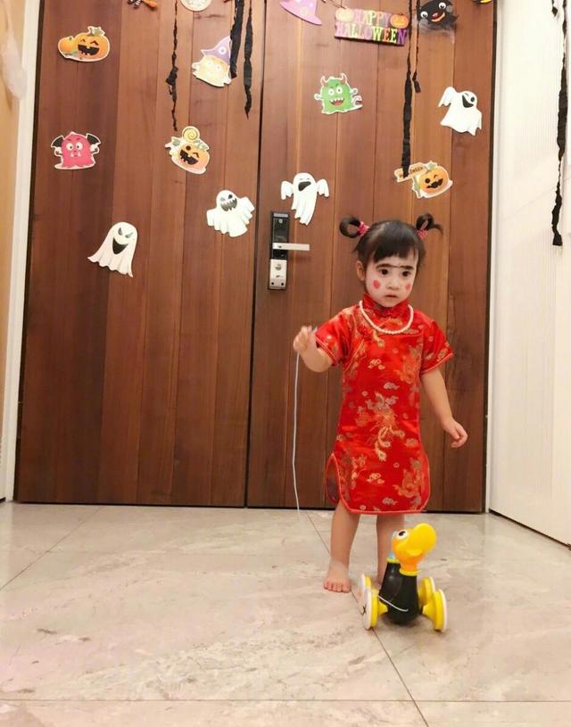贾静雯陪女儿过万圣节，咘咘变花猫Bo妞变南瓜，眼睛超大超可爱
