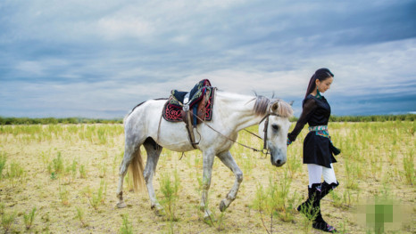 佟丽娅回老家修身养性大草原骑马照曝光网友直呼姑娘真美