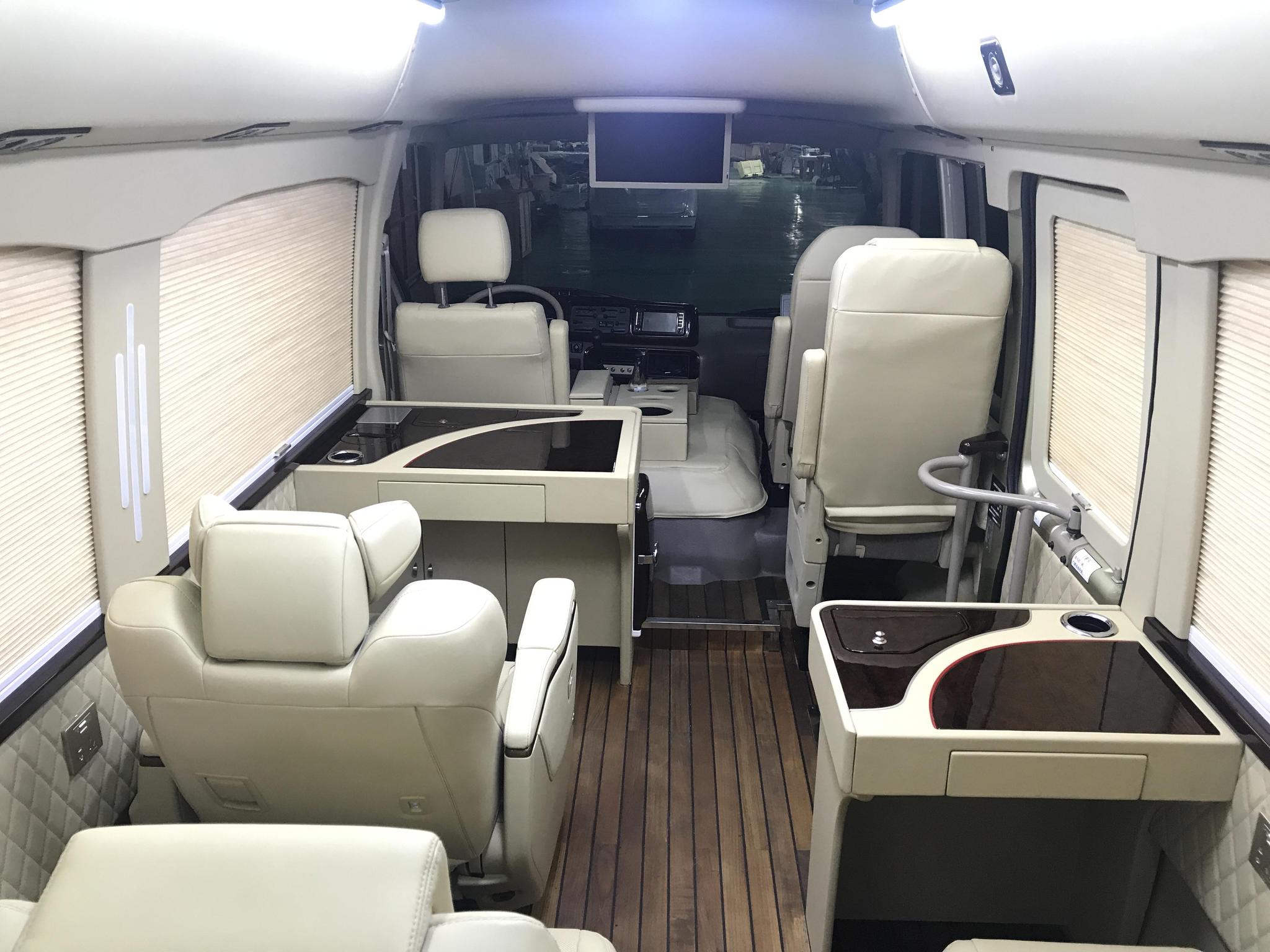 普通大巴车被赋予特殊功能，领导出行首选座驾，内饰辣眼配双人床