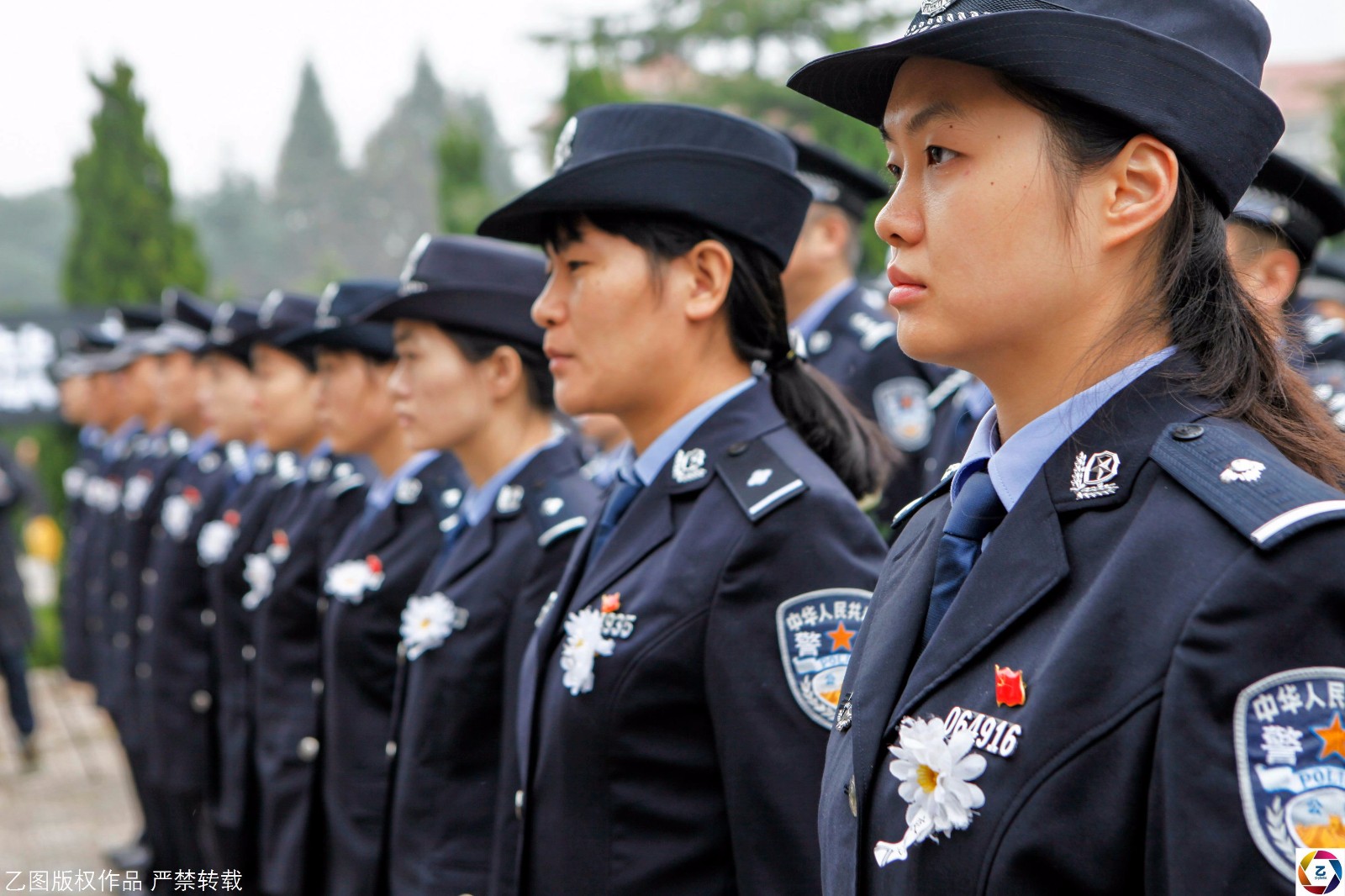 29岁新婚民警牺牲在抓捕路上,千人泪别英雄|王玮龙|民警|新婚_新浪