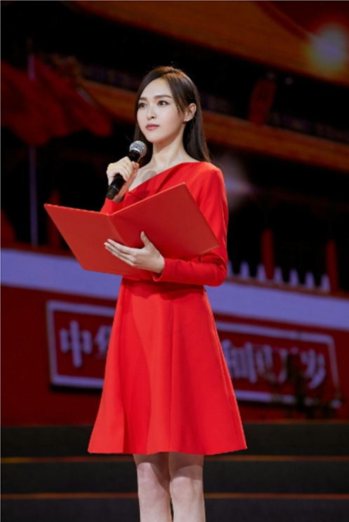 唐嫣出席诗歌朗诵会,一身红裙知性优雅,网友:满满正能量!