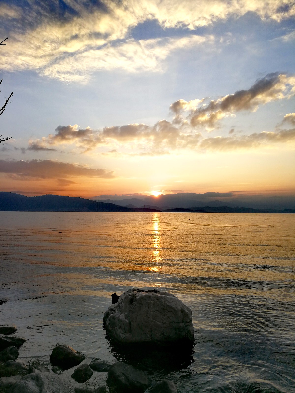 大理才村的洱海日出