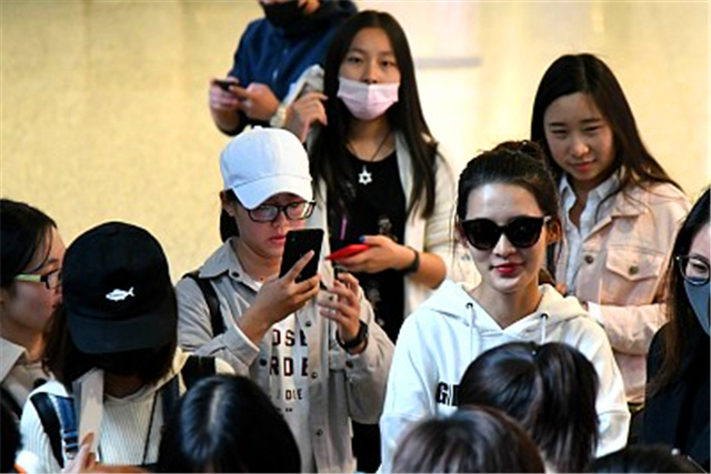 李沁机场与粉丝亲密合照,网友:没有一点明星架子,大赞!