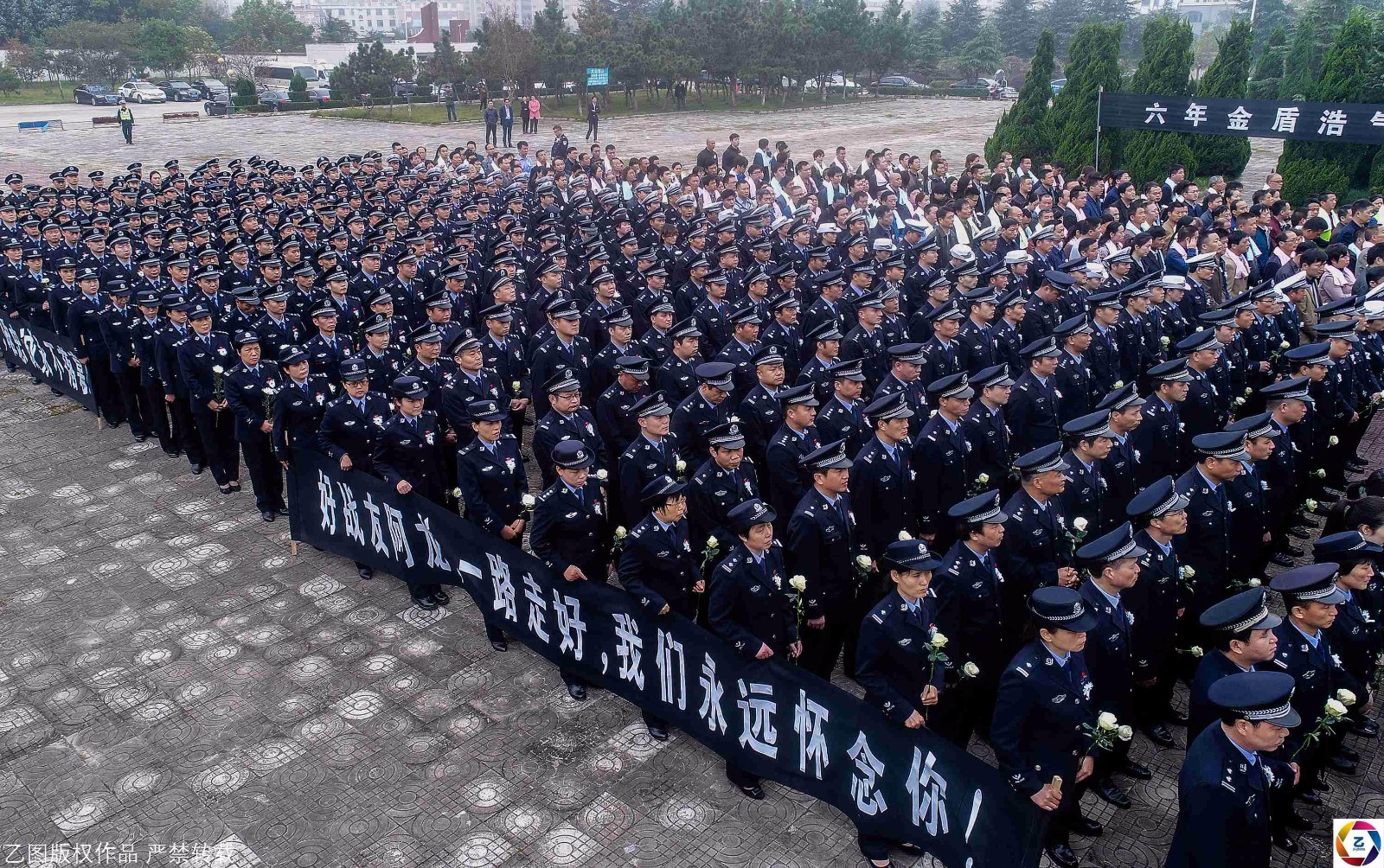 29岁新婚民警牺牲在抓捕路上,千人泪别英雄|王玮龙|民警|新婚_新浪
