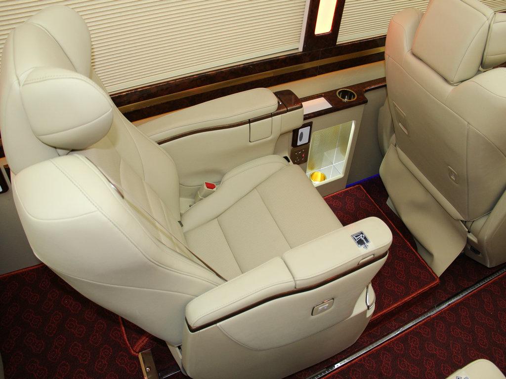 普通大巴车被赋予特殊功能，领导出行首选座驾，内饰辣眼配双人床