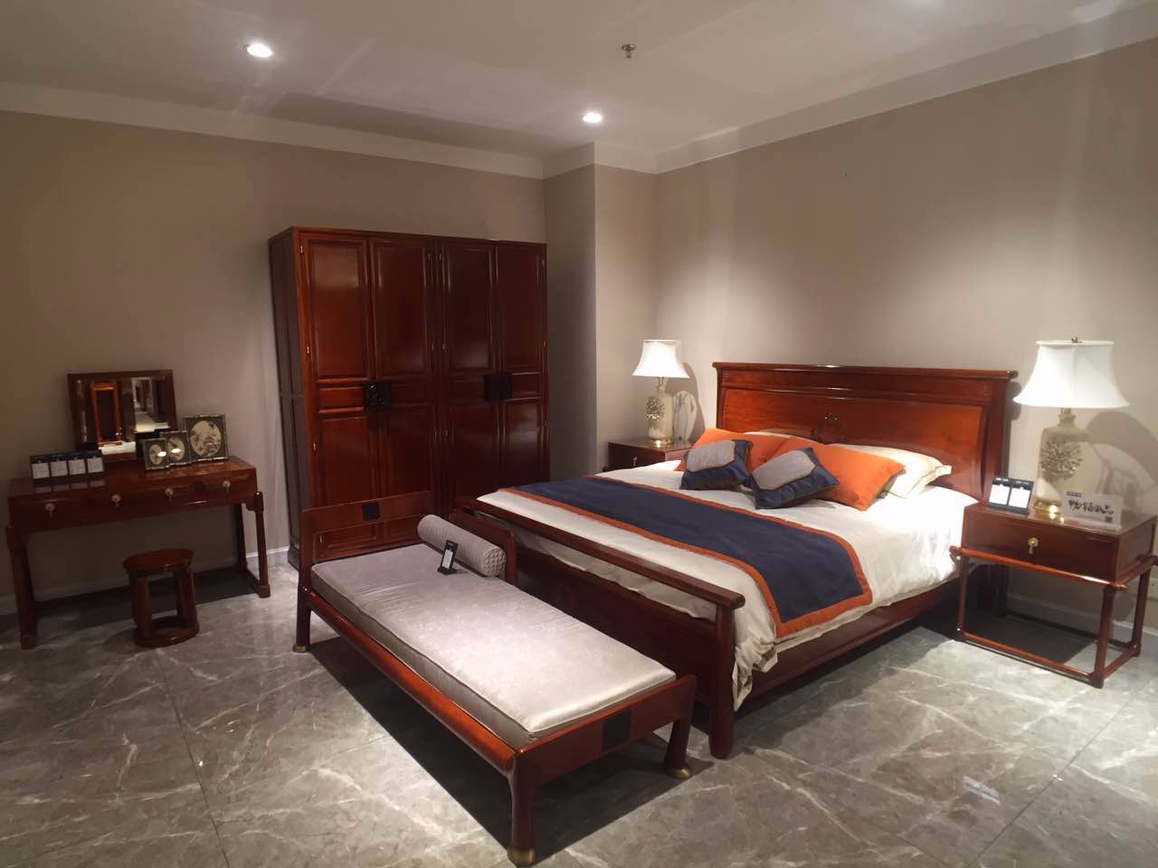 风水大师说,红木家具要这样摆才能聚财!_新浪看点