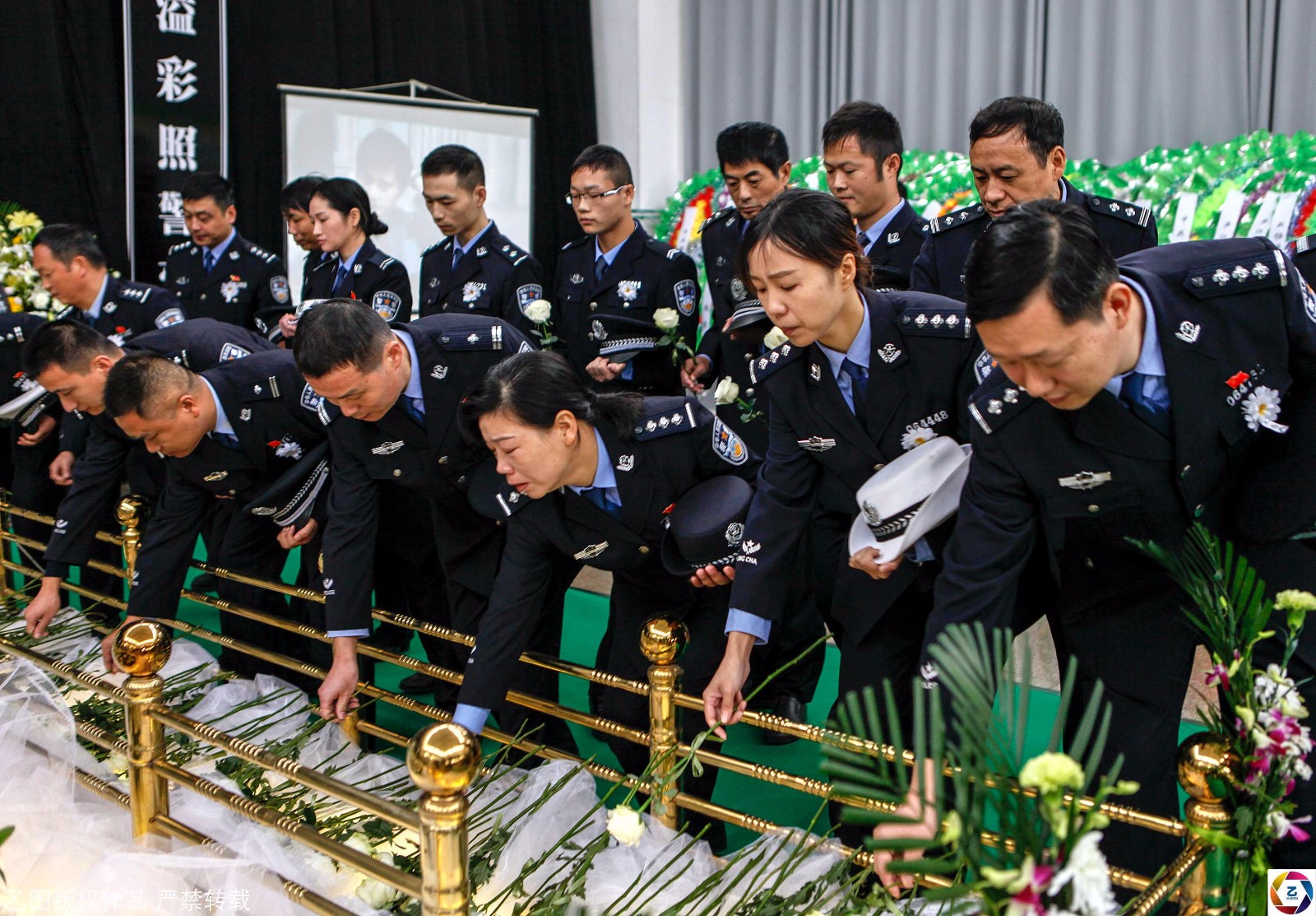 29岁新婚民警牺牲在抓捕路上,千人泪别英雄|王玮龙|民警|新婚_新浪