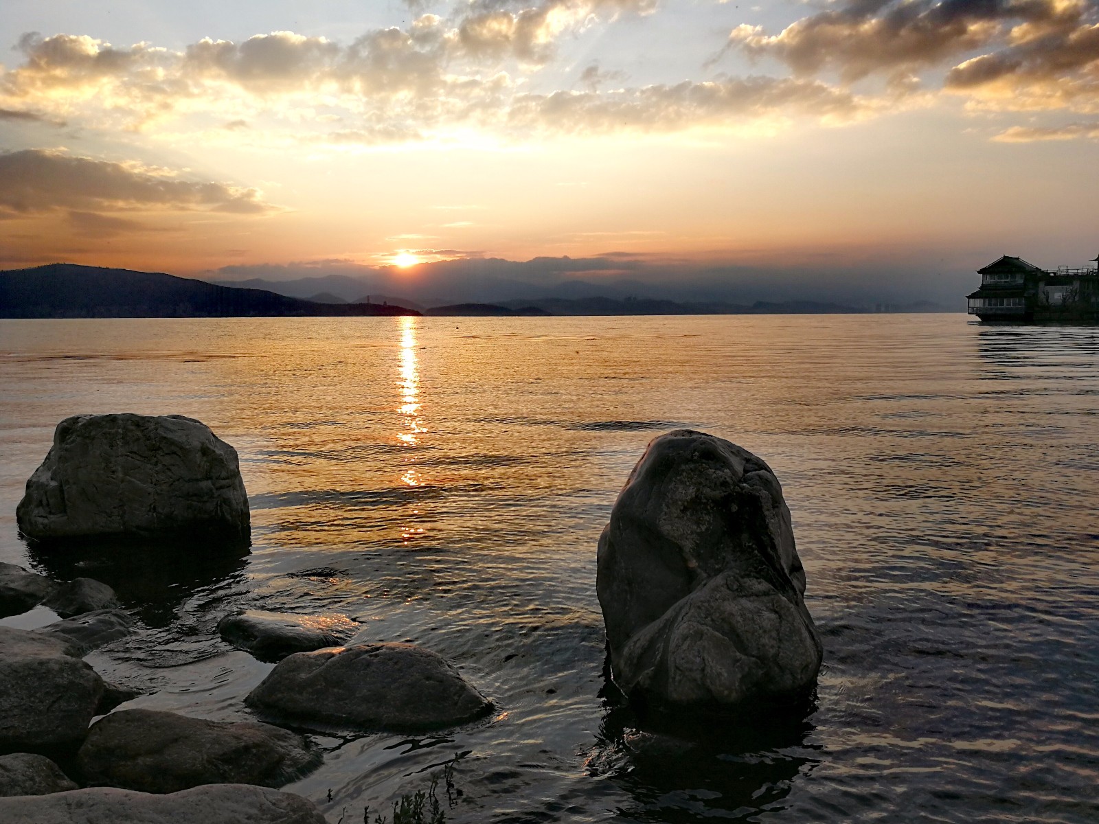 大理才村的洱海日出