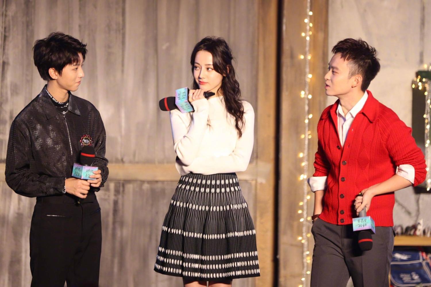 迪丽热巴和王俊凯同台出席活动,两人的打扮真好看!