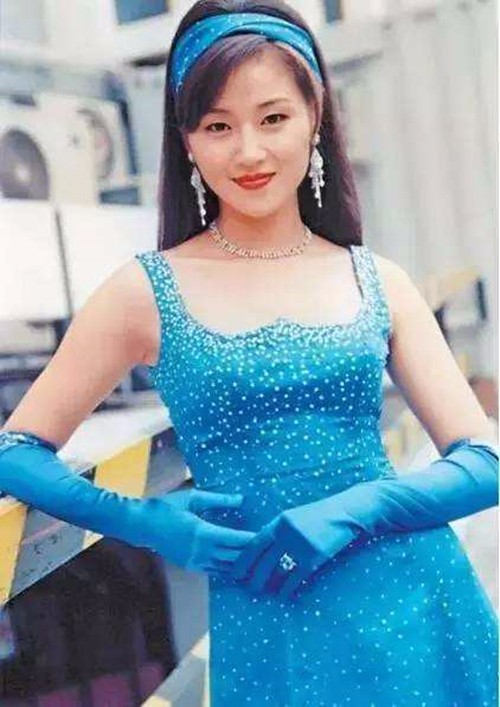 长腿女神万绮雯经典剧照,那个画面勾起了你的美好记忆