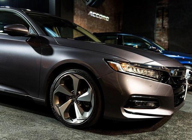 迈腾还想当标杆？这台5.6秒的车不同意！16万还配10AT